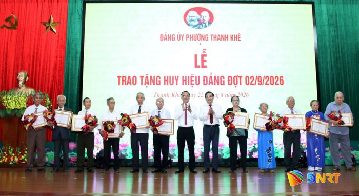Bí thư Đảng ủy phường Thanh Khê Nguyễn Thành Tiến và Phó Trưởng ban Tổ chức Thành ủy Nguyễn Trọng Hùng trao Huy hiệu 60 năm tuổi Đảng cho các đảng viên đủ tiêu chuẩn. Ảnh: TRỌNG HUY