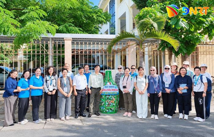 Đoàn công tác quốc tế thuộc Chương trình khu vực Đông Nam Á về phòng, chống rác thải nhựa biển đã đến tham quan, tìm hiểu mô hình "Bình hoa an sinh" tại phường Thanh Khê tháng 7 vừa qua.