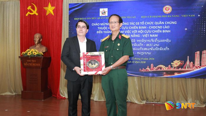Bí thư Đoàn Thanh niên Hiệp hội Cựu chiến binh Lào Phon - Pa - Sơt (bên trái) tặng quà lưu niệm cho lãnh đạo Hội Cựu chiến binh thành phố Đà Nẵng. Ảnh: ĐẮC MẠNH