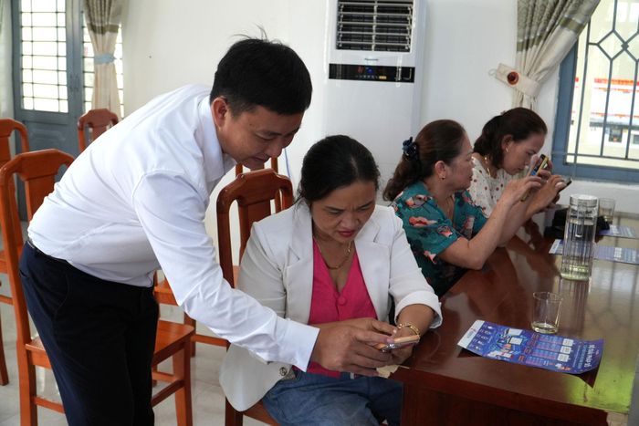 Các hộ kinh doanh được hướng dẫn áp dụng các nền tảng chuyển đổi số phục vụ hoạt động kinh doanh, buôn bán. Ảnh: TRUNG THỰC