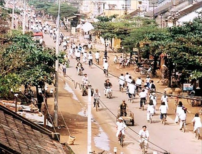 Đường phố Phan Châu Trinh, thị xã Tam Kỳ trước ngày tách tỉnh (năm 1995). Ảnh: HUỲNH TRƯƠNG PHÁT