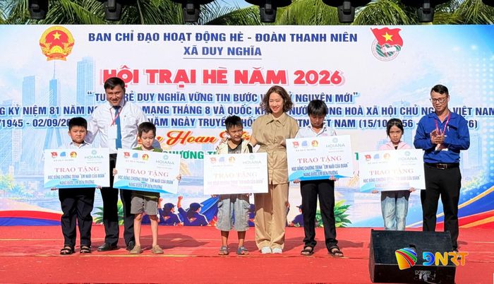 Ban tổ chức hội trại trao học bổng “Em nuôi của Đoàn” cho học sinh có hoàn cảnh khó khăn. Ảnh: TUYẾT MAI