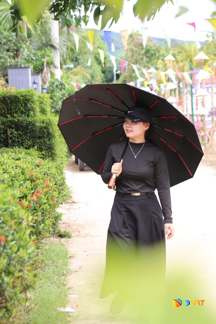 Chị Trần Thị Xuân Phượng đi thăm thú làng Đại Bình. Ảnh: HOÀNG ĐẠO