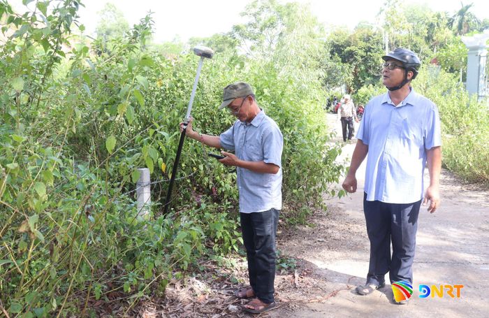 Việc triển khai đo đạc nhằm hoàn thiện hồ sơ địa chính, “làm đầy” cơ sở dữ liệu đất đai. Ảnh: HOÀNG HIỆP