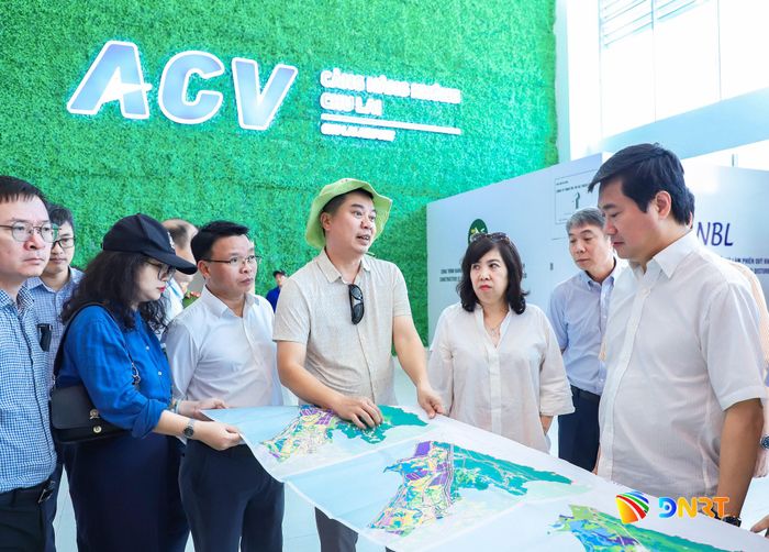 Đoàn công tác khảo sát, kiểm tra thực tế tại sân bay Chu Lai. Ảnh: NGỌC PHÚ