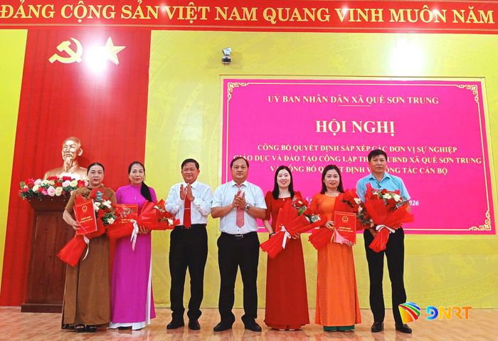 Lãnh đạo xã Quế Sơn Trung trao quyết định thành lập các trường học sau sắp xếp. Ảnh: DUY THÁI