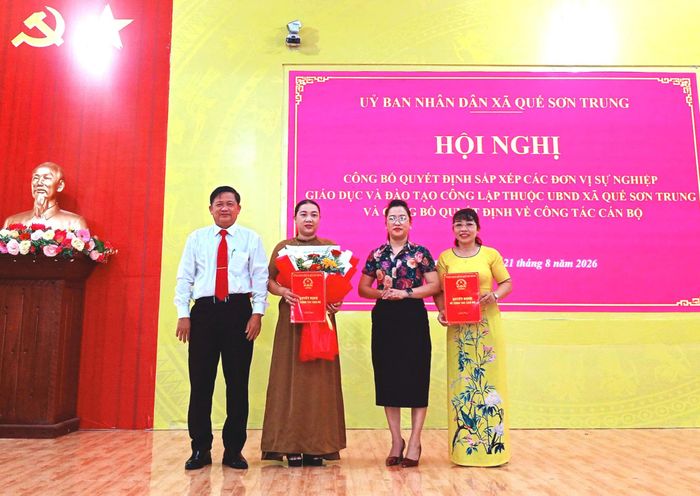 Lãnh đạo xã Quế Sơn Trung trao quyết định bổ nhiệm cán bộ quản lý Trường Mẫu giáo Quế Mỹ. Ảnh: DUY THÁI