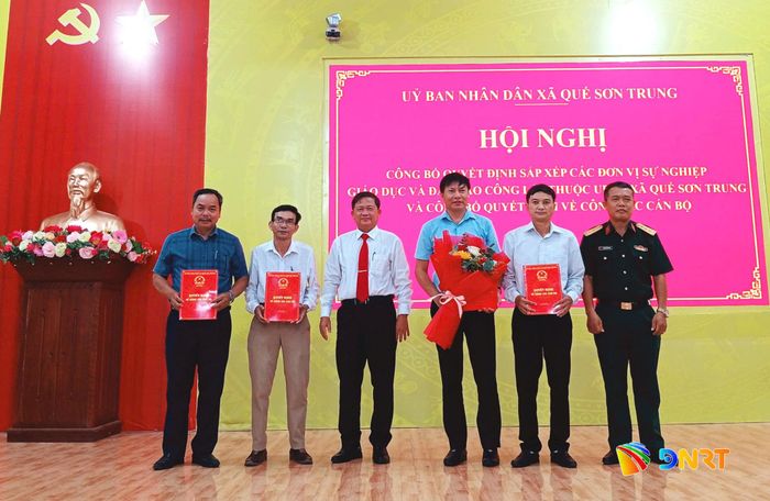 Ông Ngô Văn Nhanh, Chủ tịch UBND xã Quế Sơn Trung trao quyết định bổ nhiệm cán bộ quản lý Trường THCS Quế Sơn Trung. Ảnh: DUY THÁI
