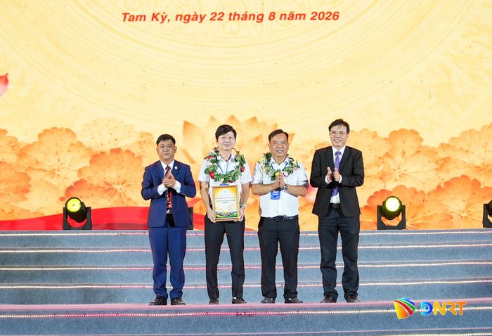 Lãnh đạo phường Tam Kỳ tặng hoa, giấy chứng nhận cảm ơn Hội Doanh nhân thành phố Đà Nẵng tại Thành phố Hồ Chí Minh đã đồng hành cùng công tác khuyến học trên địa bàn phường. Ảnh: HỒ QUÂN