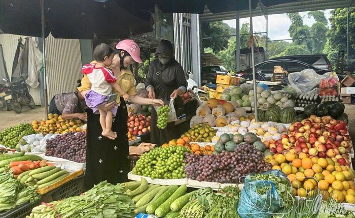 Nhiều rau quả tươi sống đa dạng, phong phú được bày bán đáp ứng nhu cầu giao thương của người dân xã Mường Mùn.