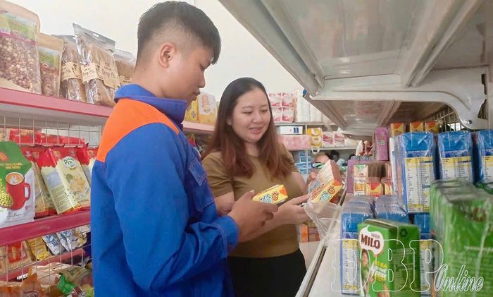 Người dân xã Mường Mùn mua hàng tại cửa hàng tiện lợi.