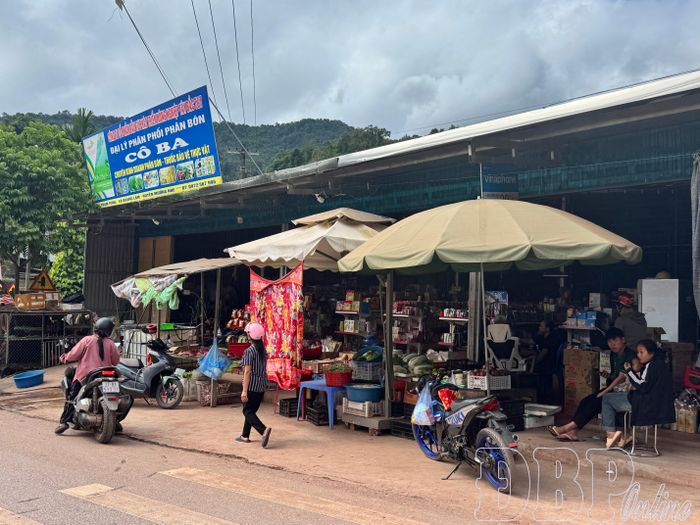 Khu vực trung tâm xã Quảng Lâm thu hút nhiều hộ phát triển kinh doanh dịch vụ.