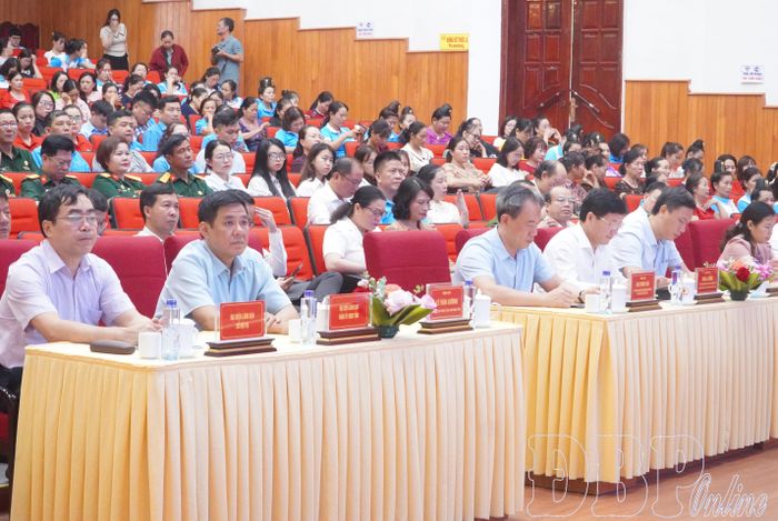 Đại biểu tham dự hội nghị đối thoại giữa Chủ tịch UBND tỉnh với đoàn viên, hội viên các tổ chức chính trị - xã hội.
