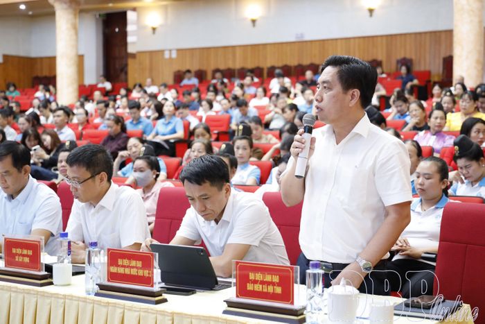  Lãnh đạo Bảo hiểm Xã hội tỉnh trao đổi, giải đáp kiến nghị của đoàn viên, hội viên.