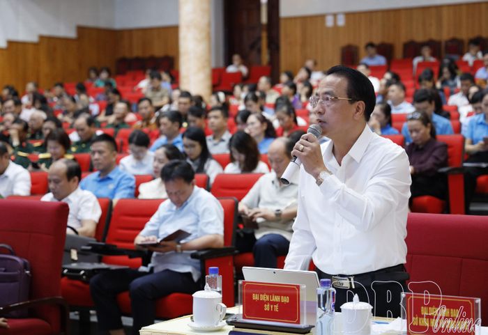 Lãnh đạo Sở Y tế trao đổi, giải đáp, làm rõ những vấn đề thuộc thẩm quyền.