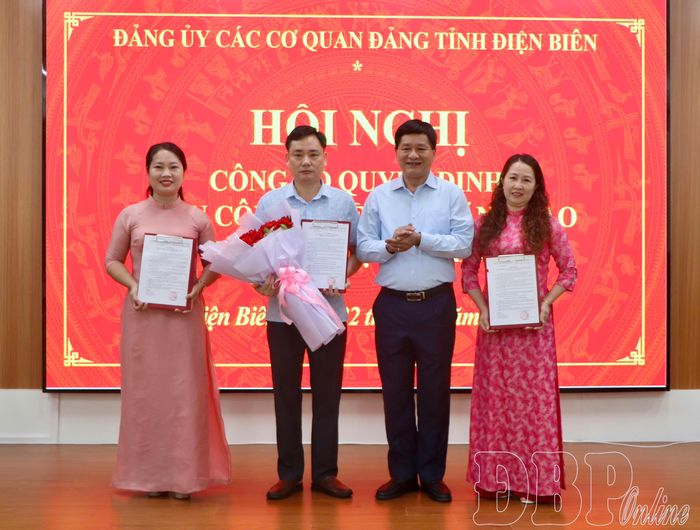 Đồng chí Lê Thành Đô trao quyết định phân công nhiệm vụ lãnh đạo Ban Xây dựng Đảng, Đảng ủy các cơ quan Đảng tỉnh.