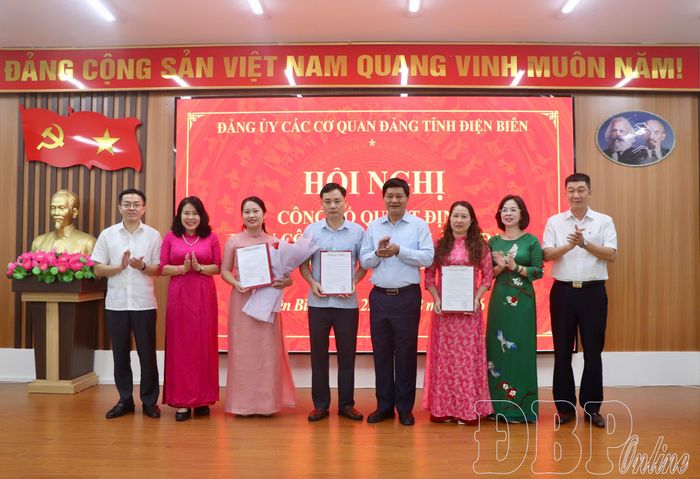 Lãnh đạo Đảng ủy các cơ quan Đảng tỉnh chúc mừng cán bộ Ban Xây dựng Đảng.