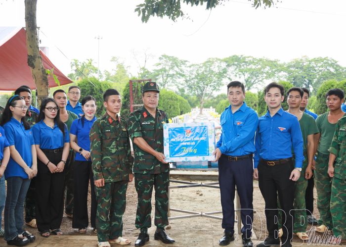 Đoàn viên thanh niên Đoàn khối  tặng quà cán bộ, chiến sĩ đang làm nhiệm vụ tại Nghĩa trang Liệt sĩ quốc gia Độc Lập.