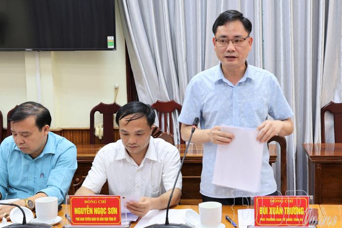 Đại diện Ban Tổ chức Tỉnh ủy phát biểu tại hội nghị.