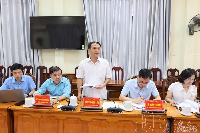 Đại diện Ban Tuyên giáo và Dân vận Tỉnh ủy phát biểu tại hội nghị.