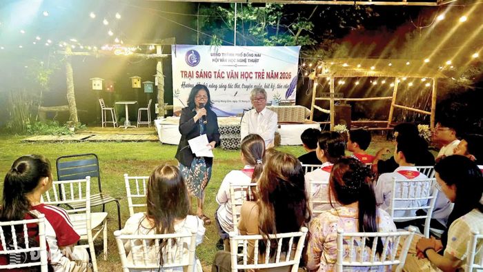 Học sinh tham gia Trại sáng tác trẻ Đồng Nai năm 2026 giao lưu với các nhà văn, nhà thơ. Ảnh: Hội VHNT Đồng Nai