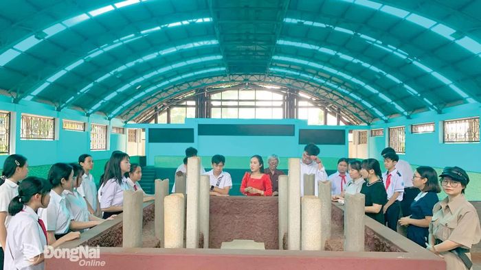 Các học sinh tham gia Trại sáng tác trẻ Đồng Nai năm 2026 tham quan di tích Mộ cự thạch Hàng Gòn, phường Hàng Gòn.