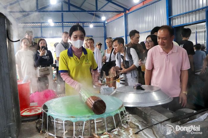 Du khách tham quan lò hủ tíu truyền thống tại chợ nổi Cái Răng.