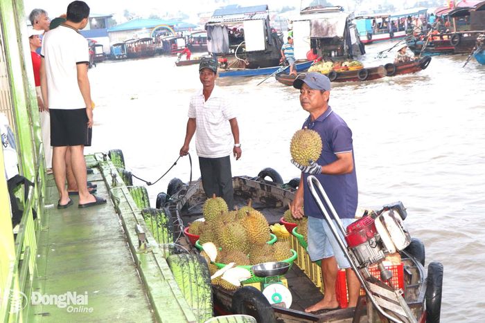 Những chiếc ghe bán thức ăn, trái cây tấp nập len lỏi qua các ghe chở khách du lịch để mời chào.