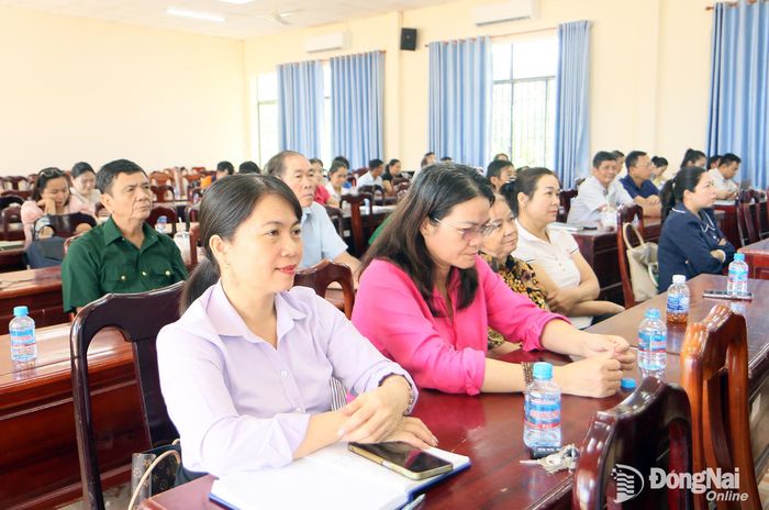 Cán bộ, đảng viên, đoàn viên, hội viên và người dân xã Nha Bích tham gia buổi nói chuyện chuyên đề về xây dựng ý thức công dân đô thị góp phần xây dựng thành phố Đồng Nai “Văn minh - Hiện đại - Hạnh phúc”. Ảnh: Văn Truyên