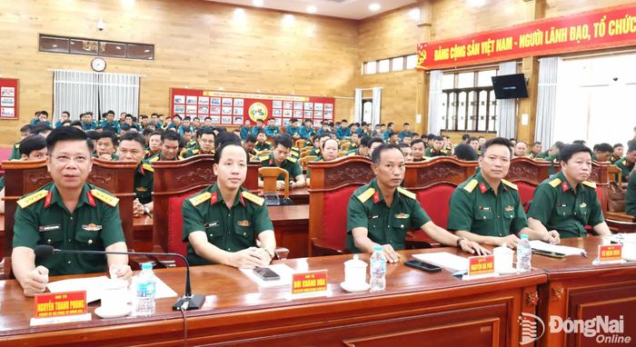 Thủ trưởng Bộ Chỉ huy Quân sự thành phố dự khai mạc kiểm tra. Ảnh: Nguyệt Hà