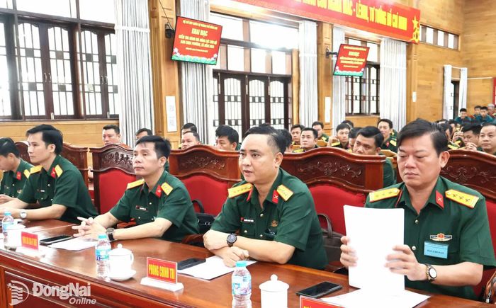 Thủ trưởng các cơ quan Bộ Chỉ huy Quân sự thành phố dự khai mạc kiểm tra. Ảnh: Nguyệt Hà