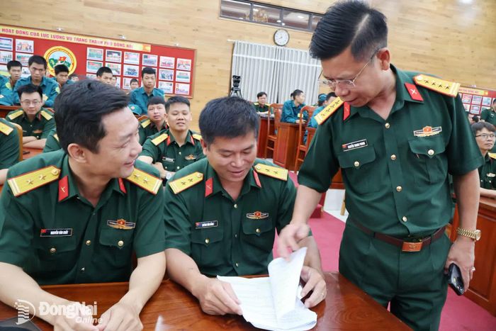 Đại tá Nguyễn Thanh Phong, Thành ủy viên, Phó Bí thư Thường trực Đảng ủy, Chính ủy Bộ Chỉ huy Quân sự thành phố động viên cán bộ tham gia kiểm tra. Ảnh: Nguyệt Hà