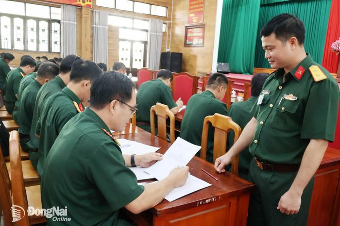 Giám khảo kiểm tra, bám sát quá trình cán bộ tham gia làm bài. Ảnh: Nguyệt Hà