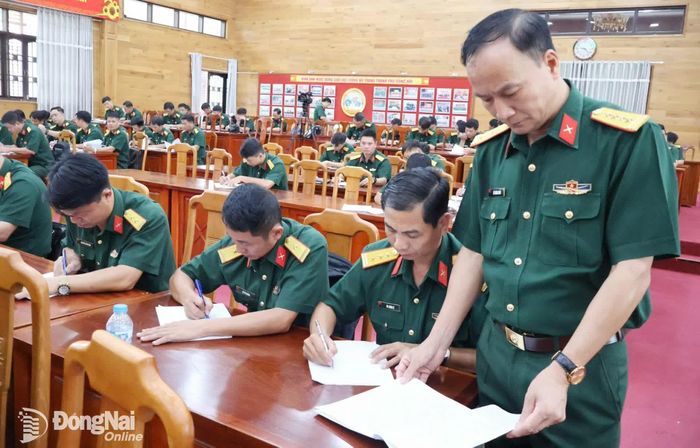 Đại tá Võ Thành Danh, Ủy viên Ban Thường vụ Thành ủy, Chỉ huy trưởng Bộ Chỉ huy quân sự thành phố kiểm tra, động viên cán bộ tham gia kiểm tra. Ảnh: Nguyệt Hà