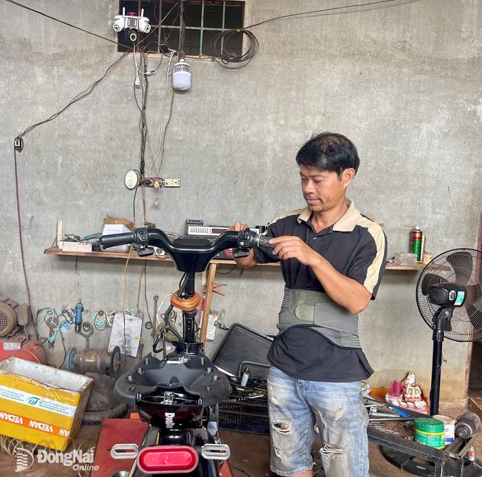 Dù căn bệnh thoát vị đĩa đệm không cho phép anh làm việc nặng, nhưng vì gia đình, anh Cang chưa bao giờ cho mình nghỉ ngơi. Ảnh: Thu Hiền