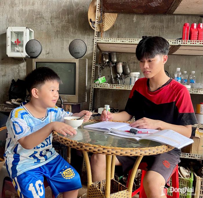 Dù góc học tập tạm bợ, thiếu thốn đủ đường nhưng Trung Kiên và Trung Nguyên vẫn luôn bảo nhau chăm ngoan, học giỏi, coi đó là niềm an ủi duy nhất để xoa dịu cơn đau cho ba mẹ và để nuôi hy vọng về một tương lai tươi sáng hơn. Ảnh Thu Hiền