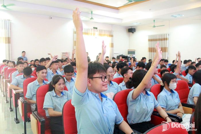 Sinh viên giao lưu tại phiên giao dịch việc làm. Ảnh: N.Hòa