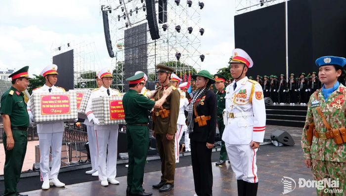 Trung tướng Lê Văn Hướng, Phó Tổng Tham mưu trưởng Quân đội nhân dân Việt Nam chỉnh sửa tác phong, động viên khối 5 cánh quân tập luyện chiều 22-8. Ảnh: Nguyễn Hùng