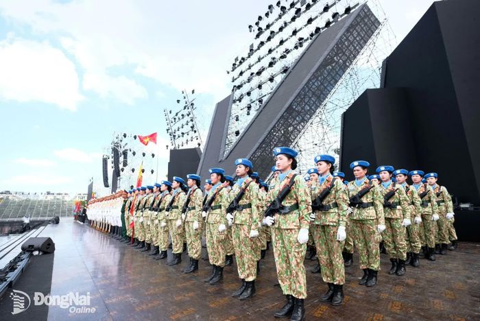 Khối nữ du kích miền Nam và khối giữ gìn hòa bình Liên hợp quốc có nhiều nữ chiến sĩ của thành phố Đồng Nai tham gia tập luyện tại Lữ đoàn 25 và Sư đoàn 309 trong buổi tổng duyệt. Ảnh: Nguyễn Hùng