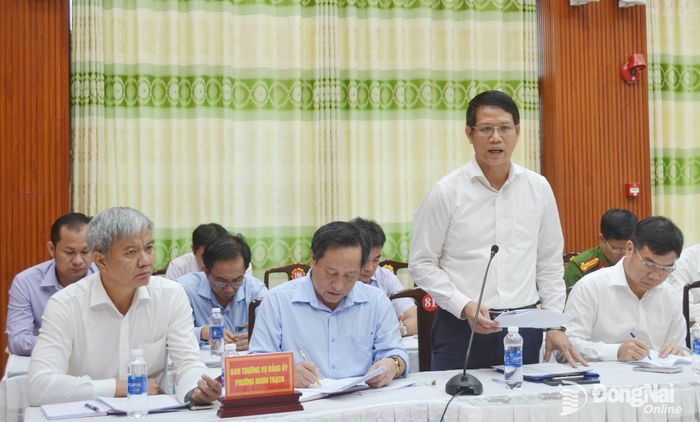 Thường trực Đảng ủy phường Nhơn Trạch báo cáo tại buổi làm việc. Ảnh: Phương Hằng