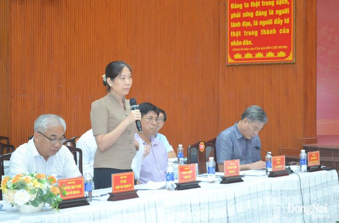 Thành ủy viên, Phó Trưởng ban Thường trực Ban Tổ chức Thành ủy Bùi Thị Yến trao đổi tại buổi làm việc. Ảnh: Phương Hằng