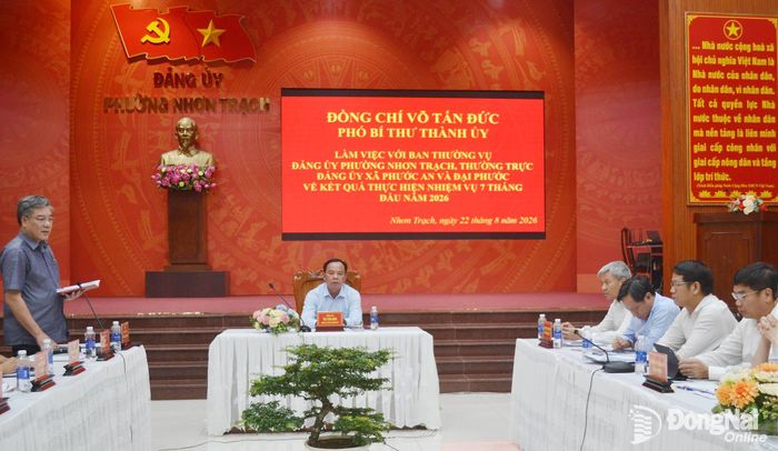 Ủy viên Ban Thường vụ Thành ủy, Trưởng ban Tuyên giáo và Dân vận Thành ủy Dương Minh Dũng trao đổi tại buổi làm việc. Ảnh: Phương Hằng