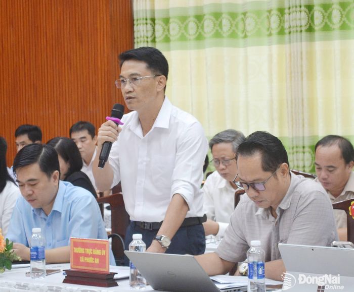 Thường trực Đảng ủy xã Phước An báo cáo tại buổi làm việc. Ảnh: Phương Hằng
