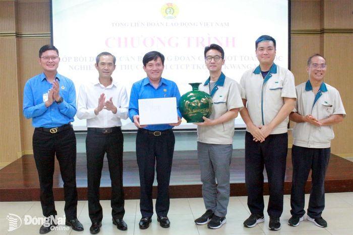 Lãnh đạo Tổng Liên đoàn Lao động Việt Nam tặng quà lưu niệm cho đại diện Công ty cổ phần TKG Taekwang Vina. Ảnh: N.Hòa