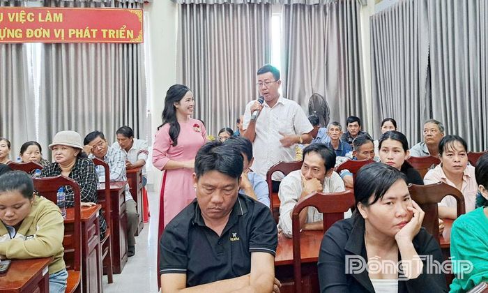 Phụ huynh chia sẻ về thu nhập của con em đang làm việc ở nước ngoài.