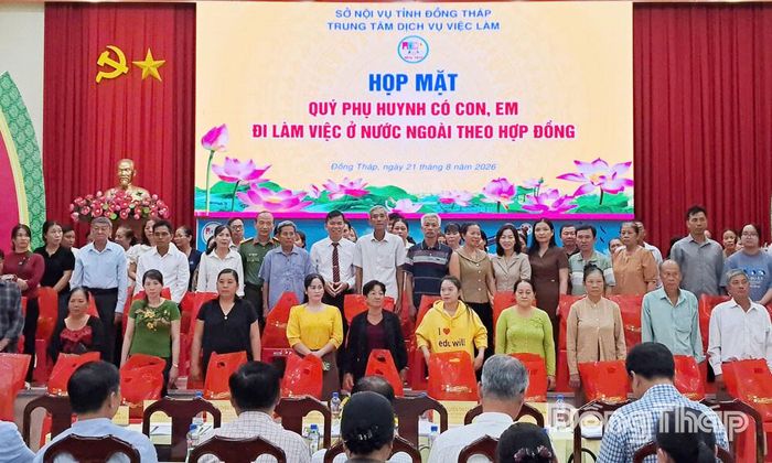 Trung tâm Dịch vụ việc làm Đồng Tháp tặng quà cho thân nhân có con em đang làm việc ở nước ngoài.