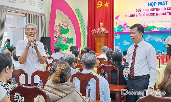 Phụ huynh trao đổi thông tin về thị trường lao động nước ngoài.