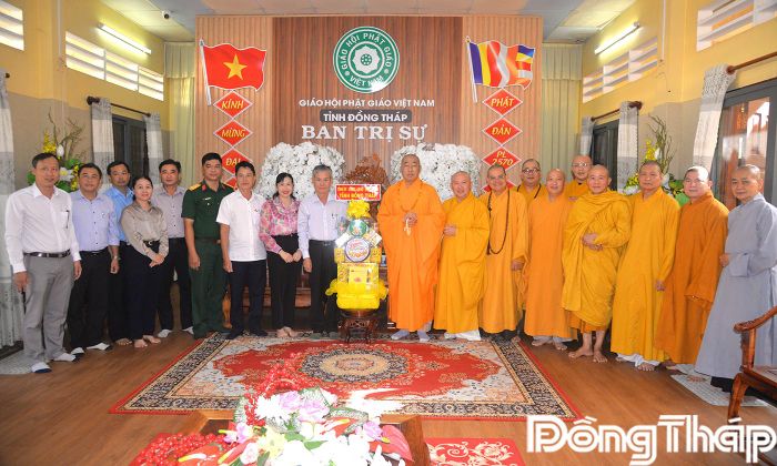 Đoàn công tác chụp ảnh lưu niệm với Ban Trị sự GHPGVN tỉnh Đồng Tháp. 