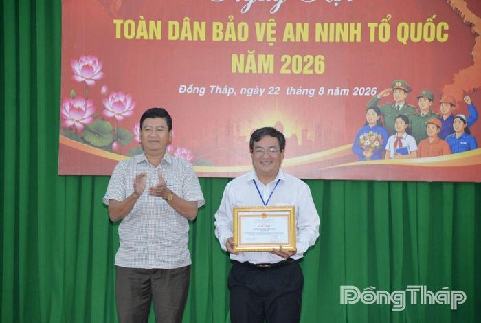 Đại diện lãnh đạo Công an tỉnh trao Giấy khen của Giám đốc Công an tỉnh Đồng Tháp cho tập thể Trường Đại học Tiền Giang trong Phong trào Toàn dân bảo vệ an ninh Tổ quốc.