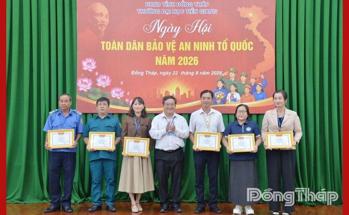 Trao Giấy khen của Trường Đại học Tiền Giang cho các cá nhân có thành tích xuất sắc trong thực hiện Phong trào Toàn dân bảo vệ an ninh Tổ quốc.